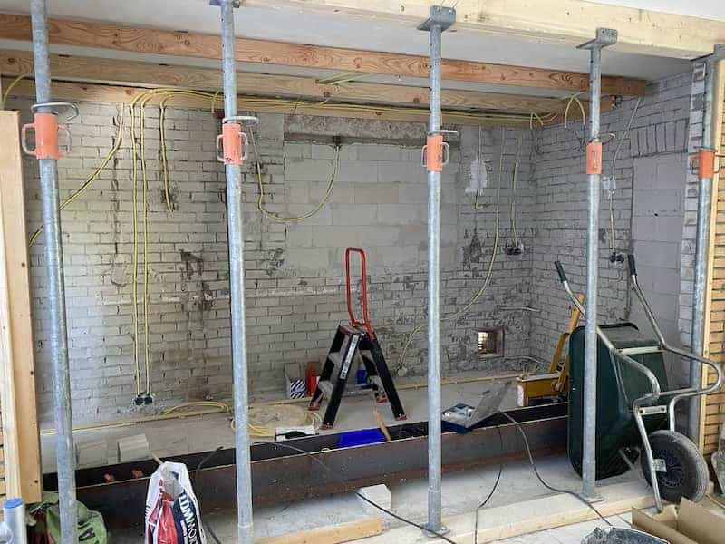 Verbouwing met stempels en nieuwe bedrading langs de muren